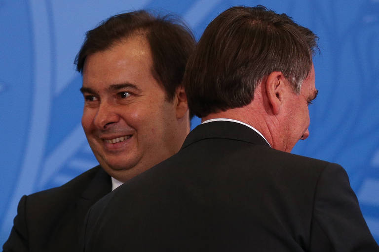 O presidente da Câmara, Rodrigo Maia, e o presidente da República, Jair Bolsonaro, de costas