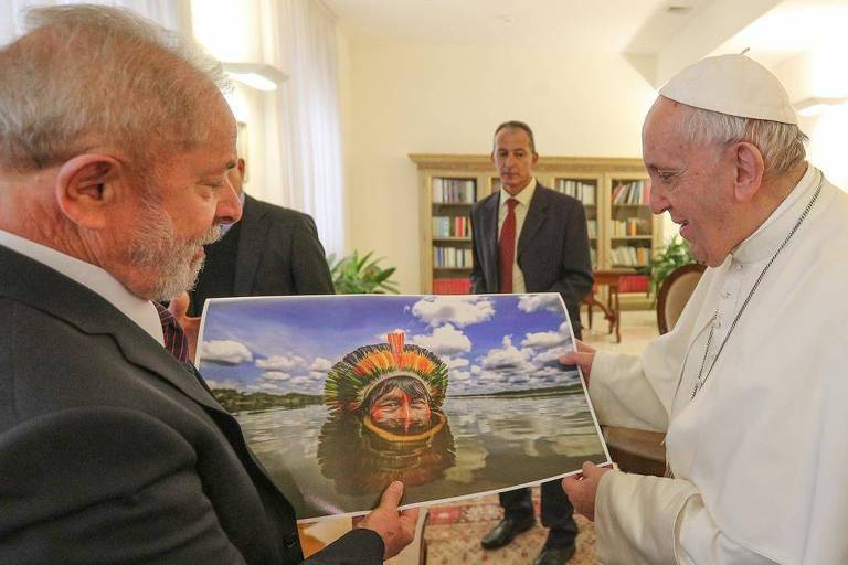 Lula entrega foto de índio da Amazônia para o papa