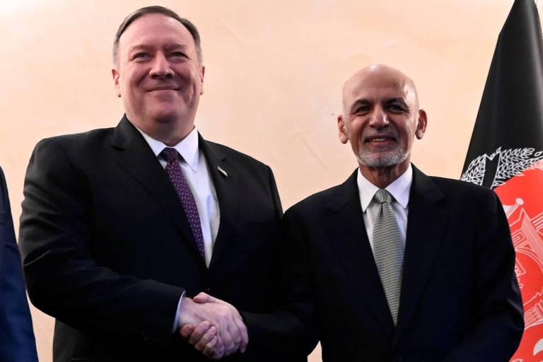 O secretário de Estado dos EUA, Mike Pompeo, à esq., cumprimenta o presidente do Afeganistão, Ashraf Ghani, durante Conferência de Segurança de Munique