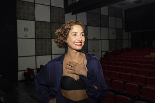 Atriz Camila Pitanga durante estreia da peça 