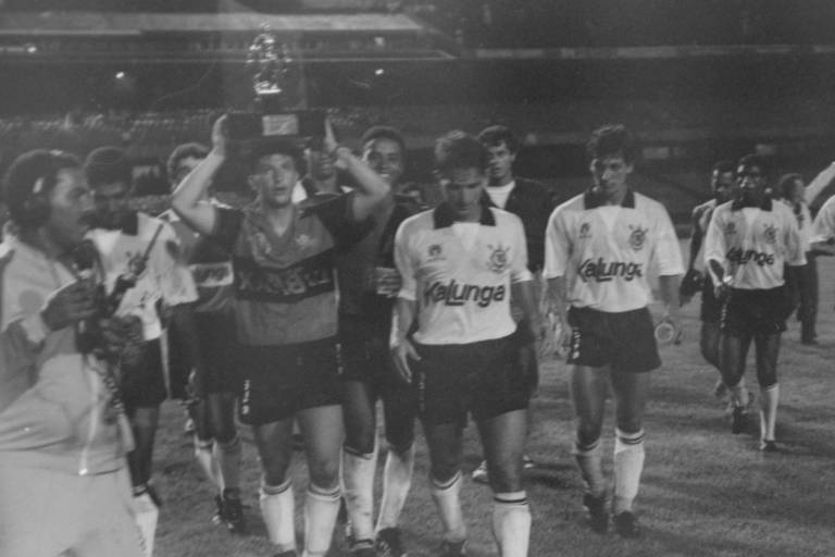 Jogadores do Corinthians com a taça da Supercopa do Brasil de 1991