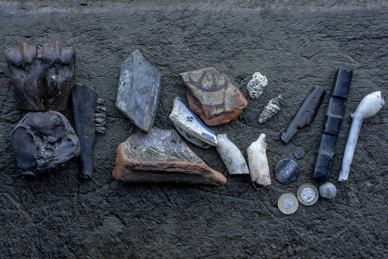 Items found by Lara Maiklem while mudlarking, in London on Nov. 29, 2019. From ribald tokens from London?s Roman past to hints of the Mayflower?s fate, mudlarks discover the story of a constantly changing London ? but only at low tide. (Andrew Testa/The New York Times)