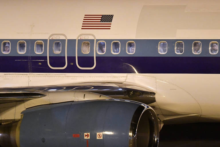 Aeronave fretada pelo governo americano, com cerca de cem brasileiros deportados pelos Estados Unidos, chega ao aeroporto de Confins, na região metropolitana de Belo Horizonte