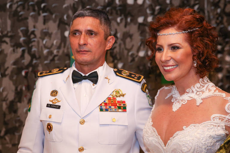 Coronel Aginaldo e Carla Zambelli (PL) durante cerimônia de casamento