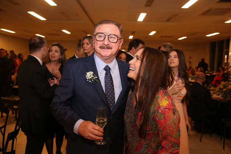 O secretário de assuntos fundiários Nabhan Garcia e a atriz Regina Duarte