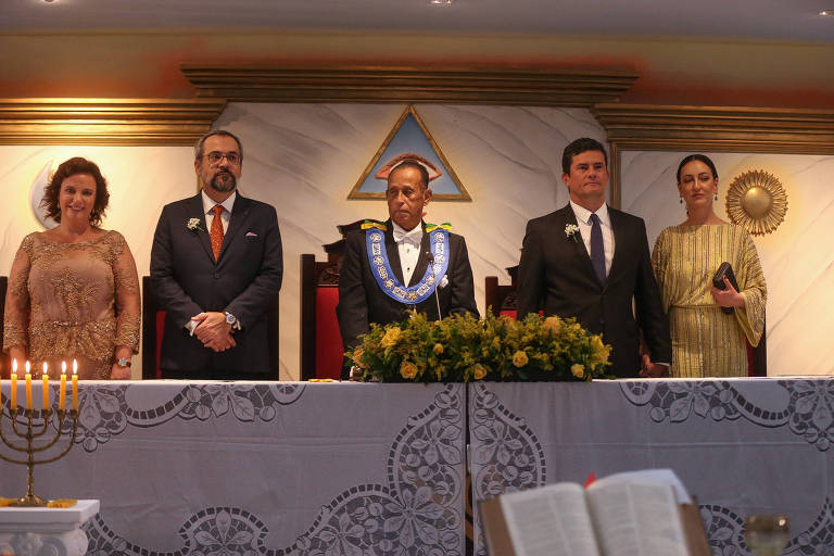 O ministro Abraham Weintraub (Educação) e sua mulher, Daniela Weintraub, o ministro Sergio Moro (Justiça) e sua esposa, Rosangela Moro, foram padrinhos do casamento