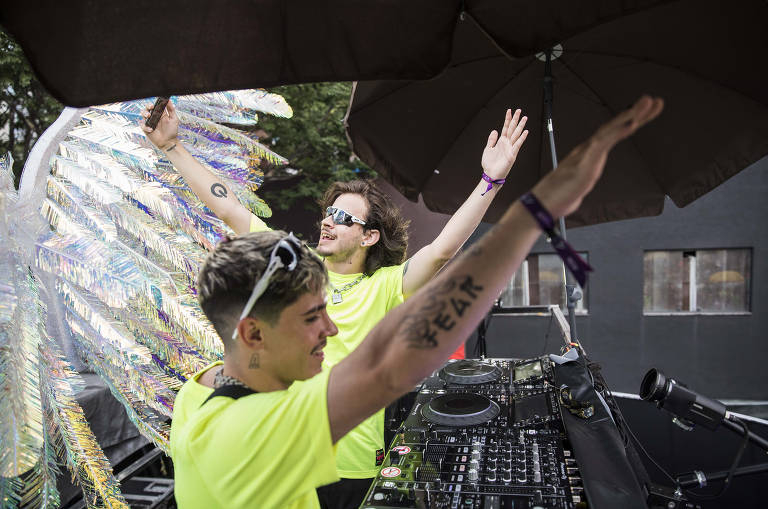 Foliões se divertem ao som do duo Almanac, na avenida Faria Lima, em São Paulo, antes da apresentação do Trio do Alok