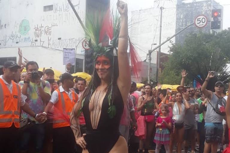 A atriz Alessandra Negrini entrou vestida de índia, acompanhadas da ativista Sônia Guajajara e outras indígenas durante o desfile do bloco Baixo Augusta