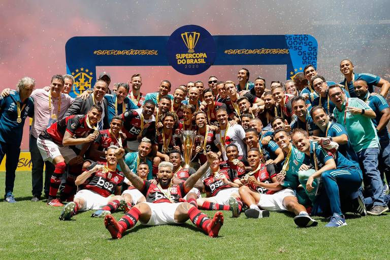 Jogadores e comissão técnica do Flamengo comemoram a conquista da Supercopa do Brasil, após a vitória por 3 a 0 sobre o Athletico-PR