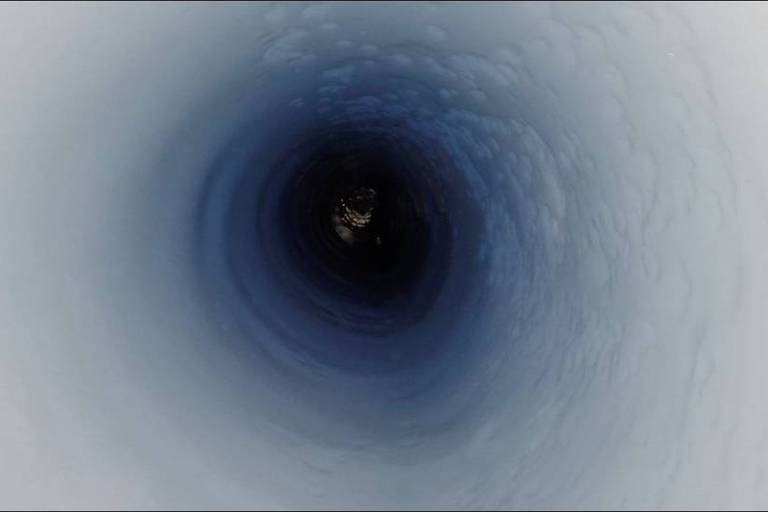 Imagem do furo de sonda 1.700 m abaixo do gelo; amostra era rica em bactérias