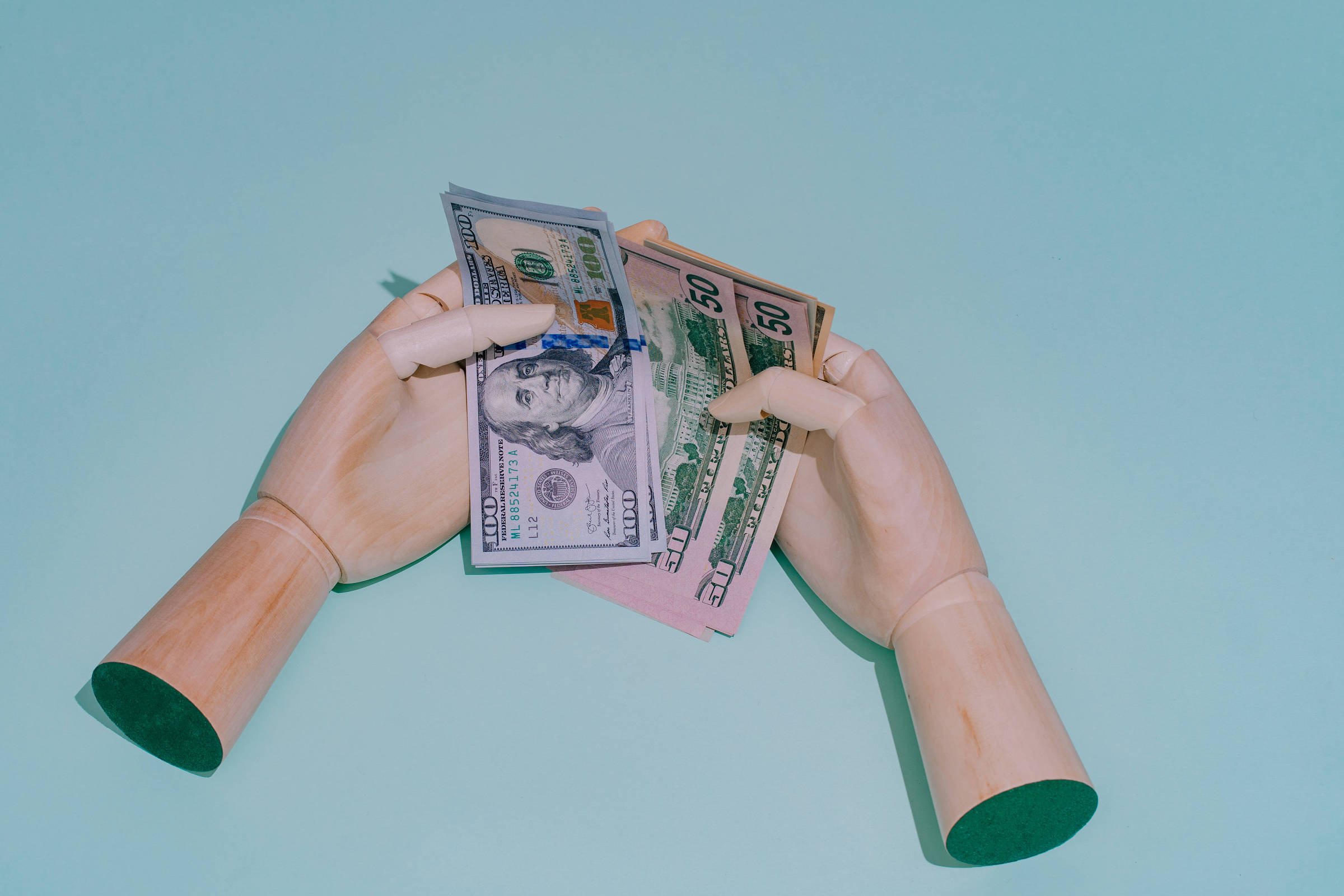 Dólar fecha em leve alta e Bolsa cai com mercado de olho em paralisação do governo dos EUA