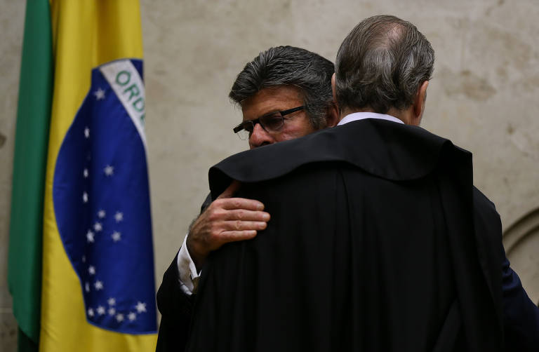 O ministro Luiz Fux, novo presidente da corte, cumprimenta o antecessor, Dias Toffoli