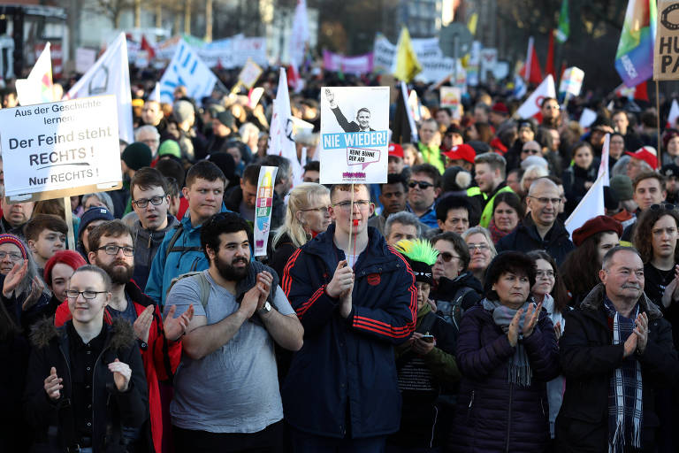 Manifestantes protestam em Erfurt, capital da Turíngia, no antigo leste comunista da Alemanha
