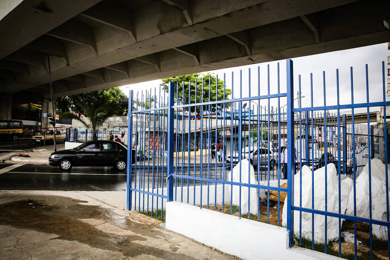 Subprefeitura cerca viaduto na zona leste de SP para afastar moradores de rua