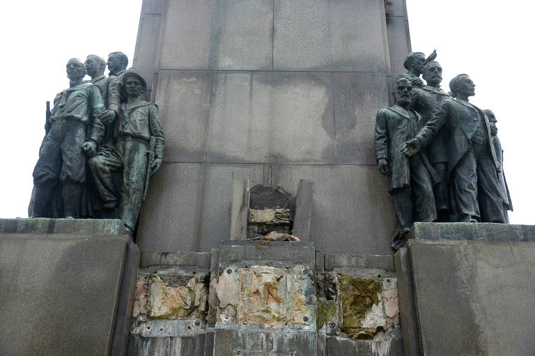Estátua de monumento a Marechal Deodoro é roubada no Rio; veja fotos de hoje