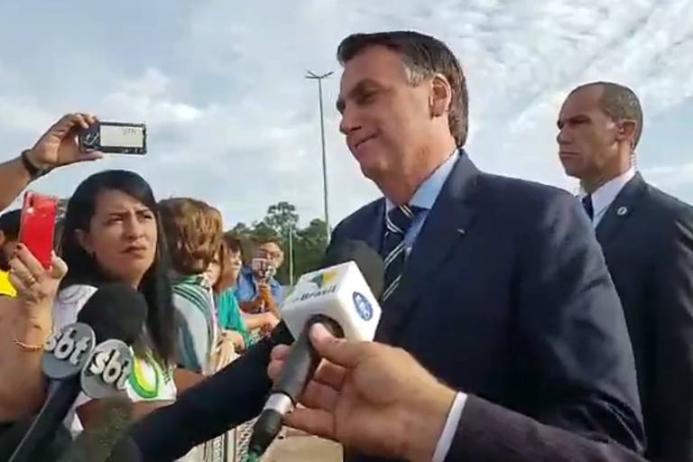 Bolsonaro insulta repórter da Folha com insinuação sexual