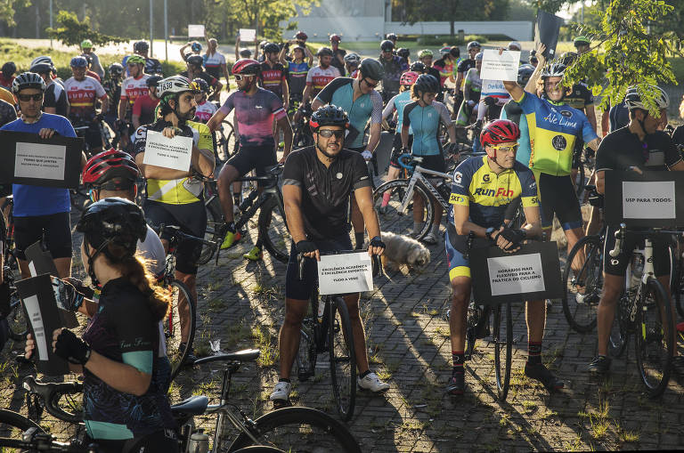 Ciclistas protestam em frente à reitoria da USP contra a limitação de treinos de bike na Cidade Universitária