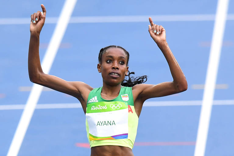 A etíope Almaz Ayana comemora a vitória na maratona da Olimpíada do Rio, em 2016
