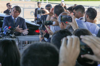 O presidente Jair Bolsonaro durante entrevista na entrada do Palácio da Alvorada