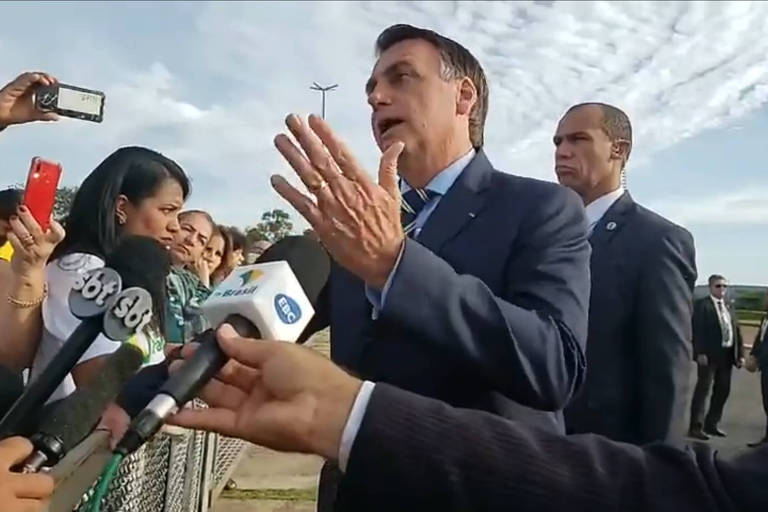 Em entrevista, Bolsonaro insulta repórter da Folha com insinuação sexual
