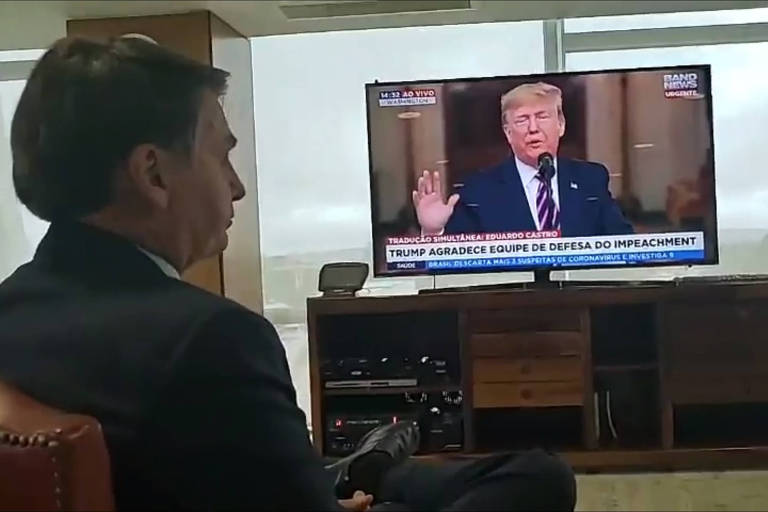 Bolsonaro faz "live" enquanto Trump fala sobre o fim de seu processo de impeachment na TV