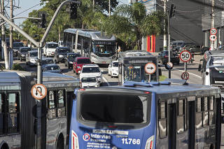 Ônibus trafegam na avenida Professor Francisco Morato, em SP
