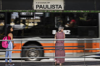 Ônibus cruza ponto na Consolação com avenida Paulista, em São Paulo