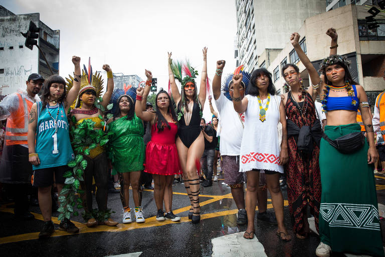Alessandra Negrini com lideranças indígenas no desfile do bloco Acadêmicos do Baixo Augusta