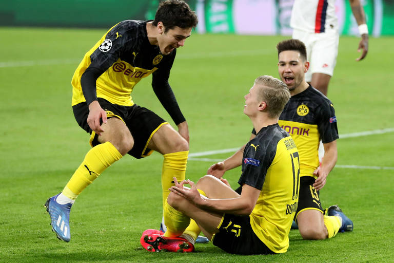 Jogadores do Borussia Dortmund comemoram com Haaland o primeiro gol da vitória sobre o PSG