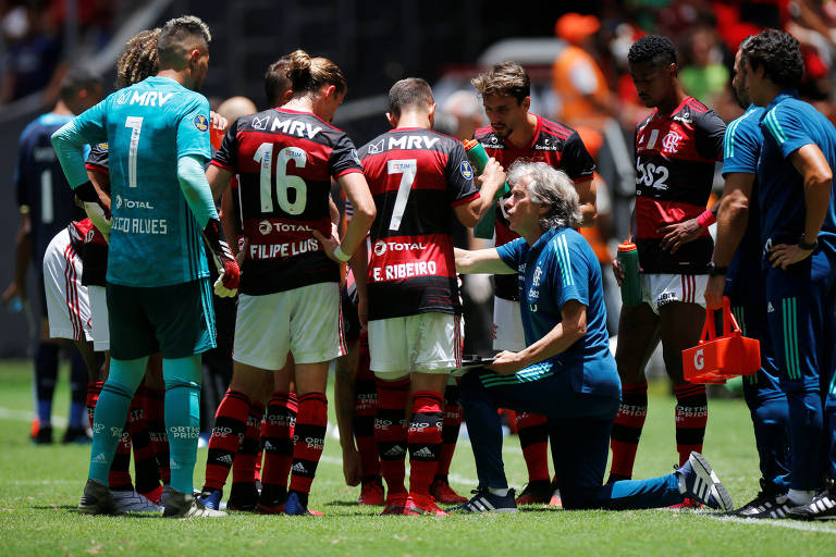 Jorge Jesus passa instruções para seus jogadores durante a Supercopa do Brasil contra o Athletico-PR