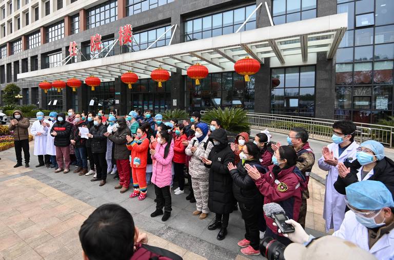 Pacientes recuperados após coronavírus posam para foto na China; veja fotos de hoje
