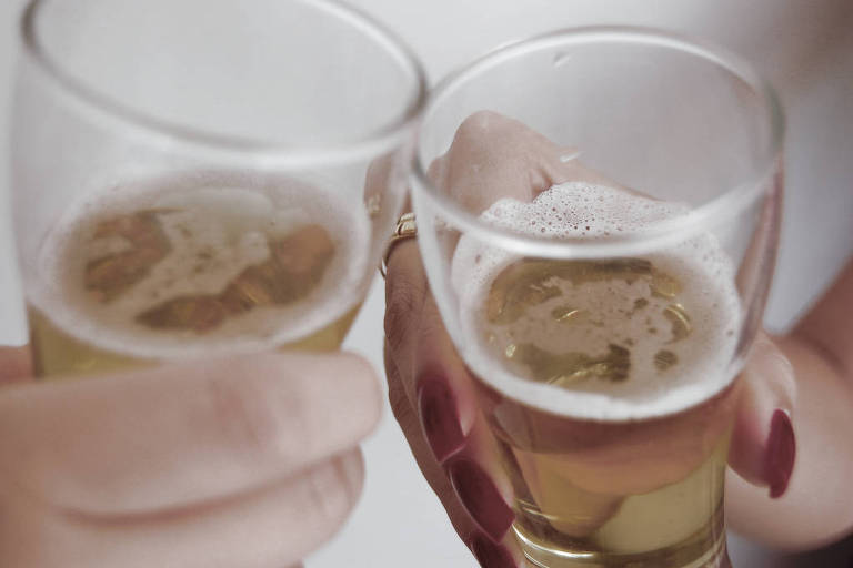 O consumo abusivo de álcool tomar mais de quatro ou cinco doses em uma única ocasião cresceu 42,9% entre as mulheres nos últimos 13 anos 