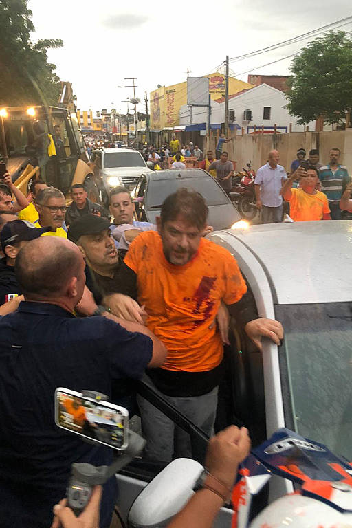 O senador Cid Gomes após ser baleado em Sobral; Cid tentou invadir quartel ocupado por PMs grevistas usando uma escavadeira