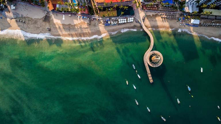 Praia Los Muertos e seu píer, um dos pontos mais conhecidos de Puerto Vallarta, no México