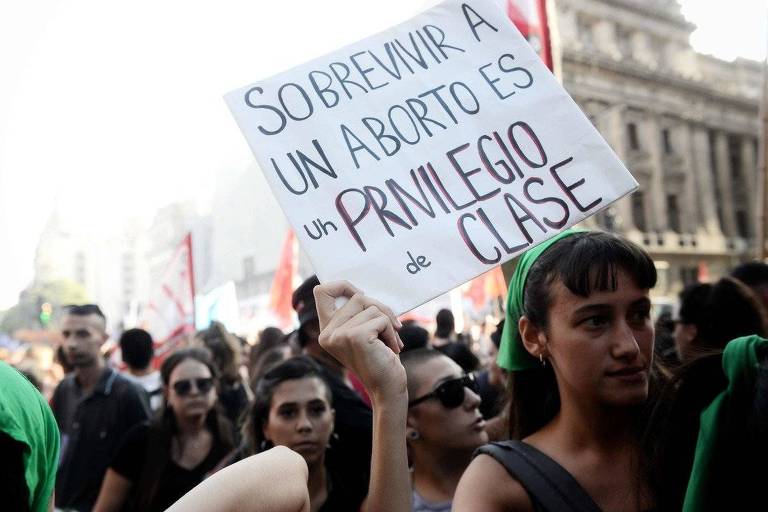 Manifestantes se reúnem perto do Congresso Nacional, em Buenos Aires, para pedir legalização do aborto 
