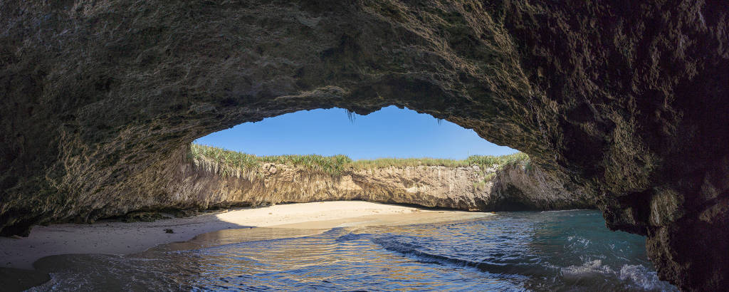 A restrita Praia Escondida, ou Praia do Amor, que é acessada a nado, na costa oeste mexicana 
