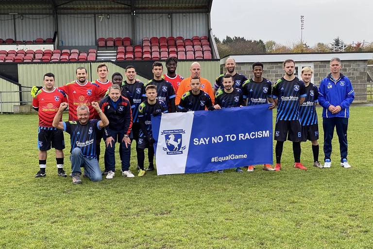 Equipe do Gillingham Town FC perfilada antes de partida pela liga local