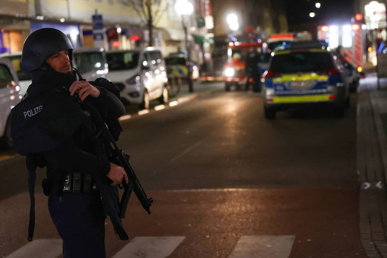 Policial isola a área um dos ataques ocorreu, em Hanau, na Alemanha