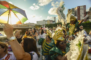 Turistas acompanham bloco de Carnaval, em Recife (PE)