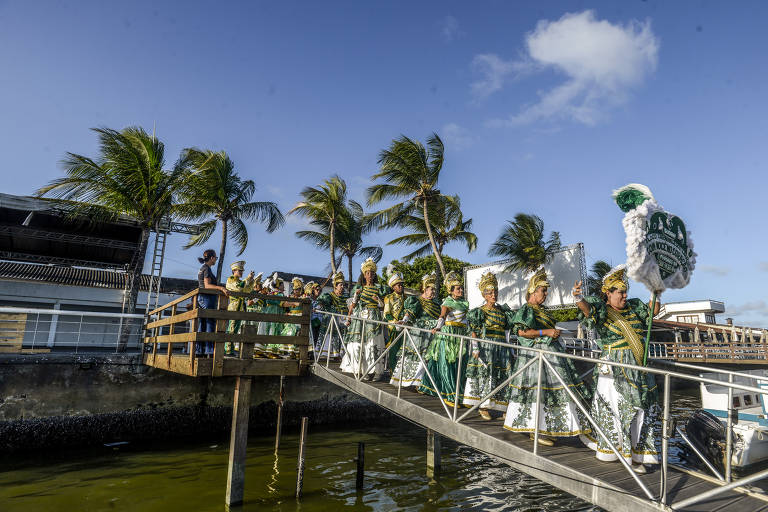 Recife/Pernambuco - Bloco carnavalesco lírico "Com você no coração"  se apresenta em um catamarã durante passeios pelo rio Capibaribe, que corta toda a cidade do Recife