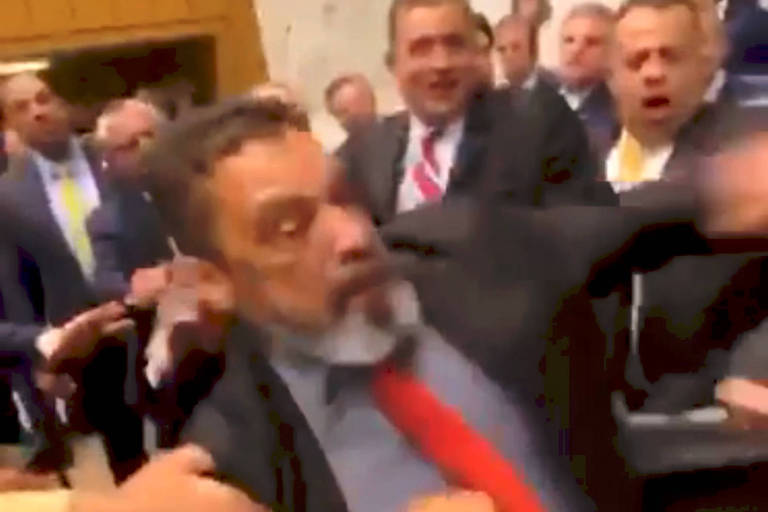 19 de fevereiro de 2020: deputados voltam a se agredir e adiam votação da PEC em segundo turno; em um dos vídeos, o deputado estadual Teonílio Barba (PT) parte em direção a Arthur do Val (Patriotas), o "Mamãe Falei"