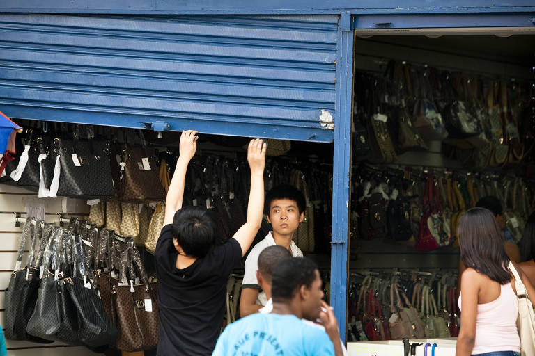 Logistas de um dos principais centros comerciais de Salvador fecharam as portas mais cedo em 2012. O comercio local estava com medo e se sentia inseguro com a greve da PM do estado