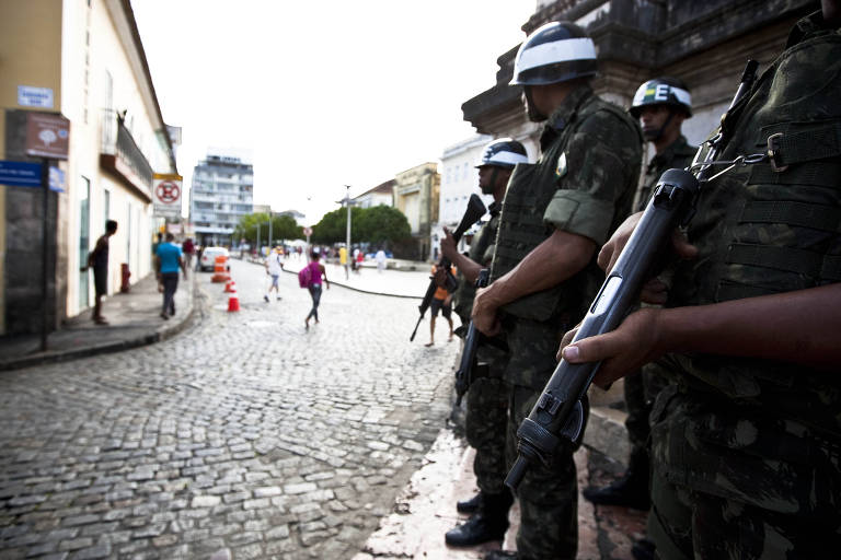 Policiais do exército no Pelourinho, em Salvador
