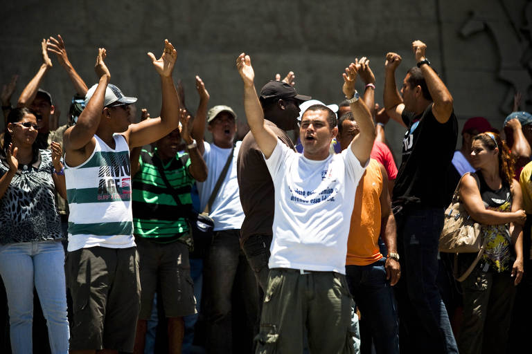 Policiais de Salvador em greve ocupam a Assembleia Legislativa do estado em 2012. Polícia do Exército e Guarda Nacional foram chamadas na época para reestabelecer a ordem na cidade
