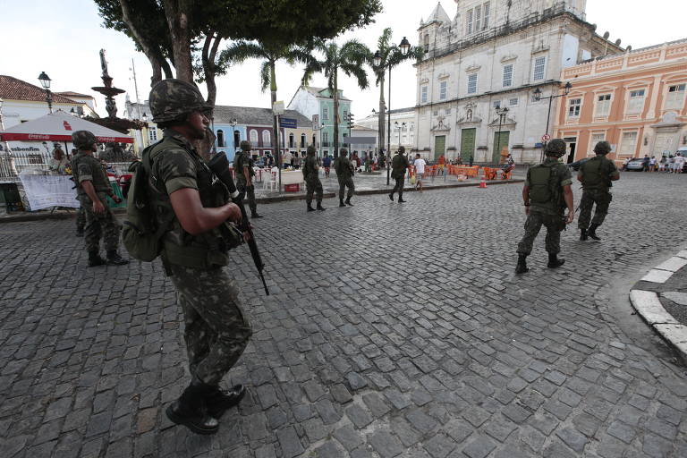 Soldados do exército patrulham região do Pelourinho em Salvador, onde a greve do policiais militares no estado paralisou e causou saques