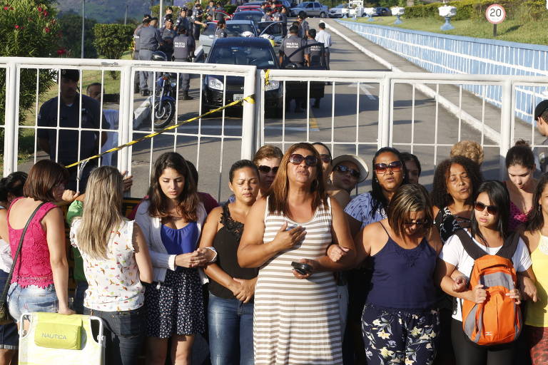 Mulheres de policiais bloqueiam saída de viaturas no Batalhão de Polícia Militar em Vitória. Elas afirmavam que a greve não havia acabado