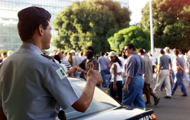 Manifestação de policiais militares e bombeiros em Brasília durante greve por aumento de salário, em 2001