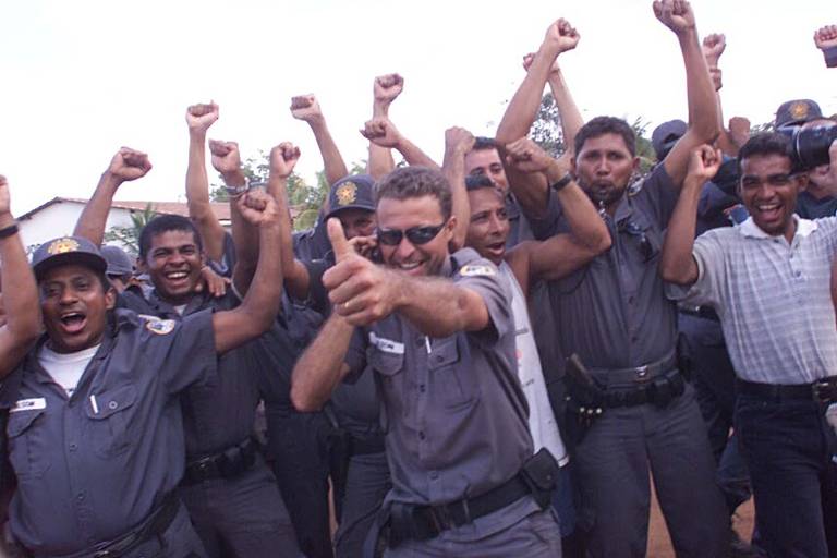 Policiais militares comemoram o fim da greve que durou 12 dias no quartel do 1º Batalhão, em Palmas (TO)