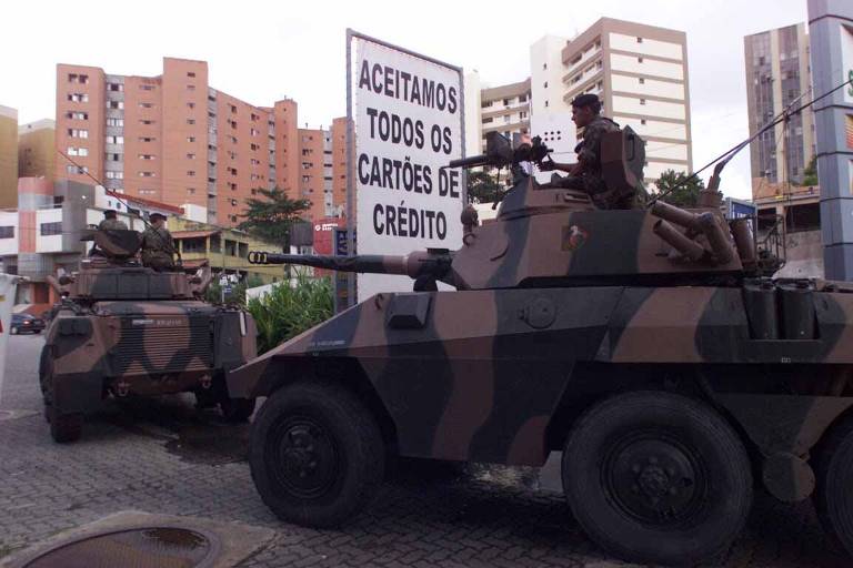 Veículos blindados do Exército fazem o patrulhamento em Salvador (BA), durante a greve de policiais civis e militares de 2001