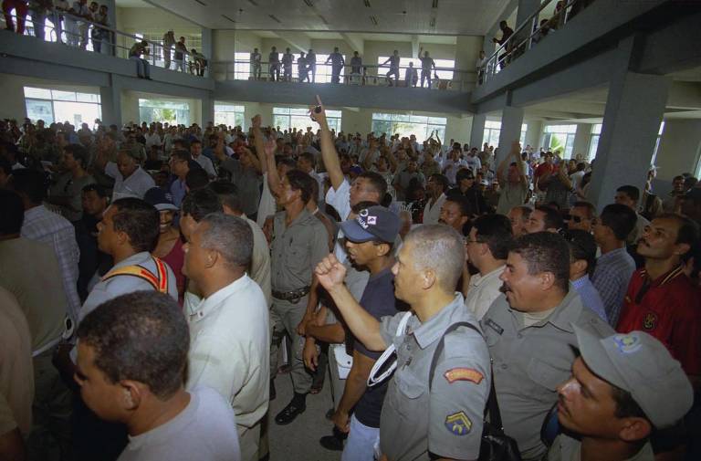 Policiais grevistas durante assembléia, em 2001, no Clube dos Sargentos, em Maceió